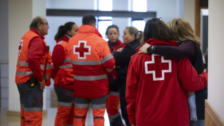 Miembros de la Cruz Roja atiende a familiares de víctimas en el siniestro ferroviario de Adamuz (Córdoba)
