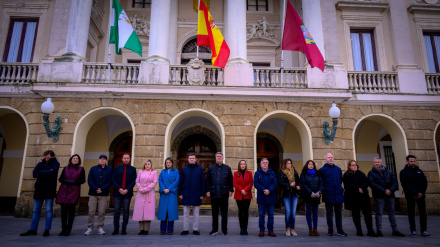 Minuto de silencio en el Ayuntamiento de Cádiz
