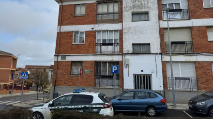 Edificio de Benavente desde el que cayó la mujer
