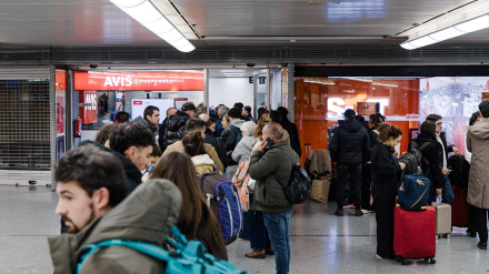 Pasajeros haciendo cola en las oficinas de alquiler de coches en la estación de Atocha