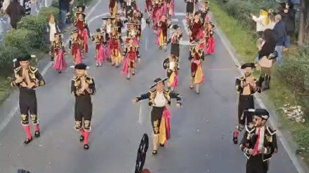 Una de las comparsas en el desfile de Entroido de la ciudad de Ourense