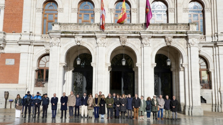 Imagen del minuto de silencio a las puertas del Ayuntamiento de Valladolid por el accidente ferroviario de Adamuz (Córdoba)