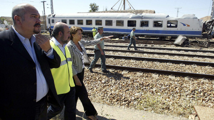 ARCHIVO: La ministra de Fomento, Magdalena Álvarez, atiende las explicaciones de un técnico de Renfe junto al alcalde, Julián González (i), en su visita a las obras de reparación de la vía donde se produjo el descarrilamiento de un tren en Villada (Palencia)