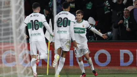 Febas celebra su gol en el Elche - Sevilla