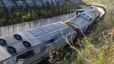 Tren de pasajeros descarrilado