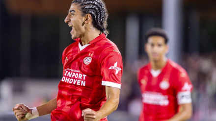 Tai Abed celebra un gol con el filial del PSV
