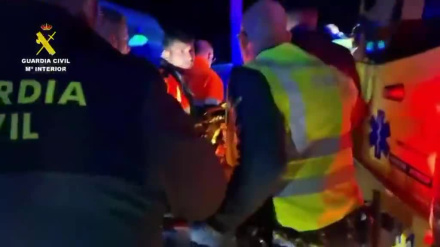 Un herido en el choque de trenes en Adamuz es trasladado en camilla