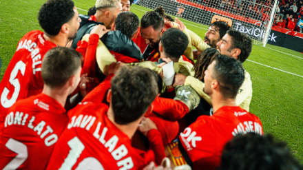 Los jugadores del Mallorca celebran con Muriqi la victoria ante el Athletic