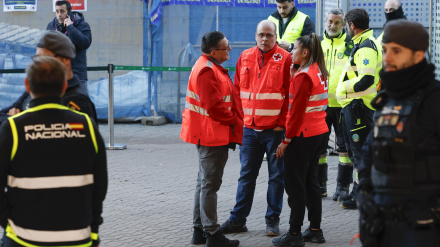 Miembros de la Cruz Roja, sanitarios y personal de seguridad en las inmediaciones de la estación de Atocha de Madrid