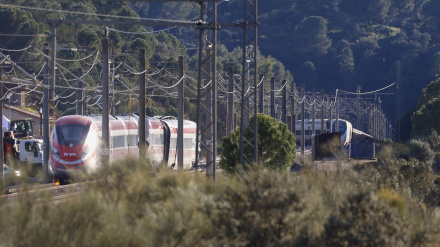 Vista del lugar del accidente de los trenes que colisionaron ayer domingo cerca de Adamuz (Córdoba).