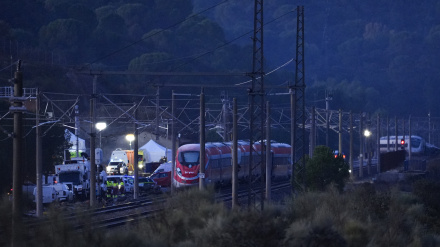 Zona del accidente ferroviario con los convoyes de trenes siniestrados donde continúan los trabajos de recuperación de los mismos.