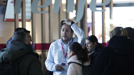 Personal de RENFE atendiendo a los viajeros en la estación de Atocha de Madrid.