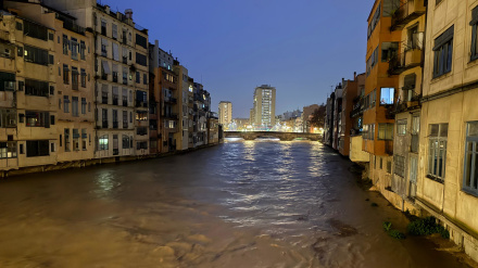 l'Onyar ple d'aigua al pas per Girona