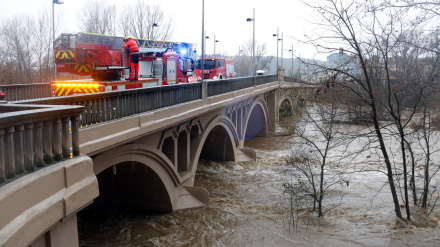 El consistorio ha solicitado a los comercios cercanos al río que cierren sus puertas y a los residentes de las plantas bajas que suban a pisos superiores
