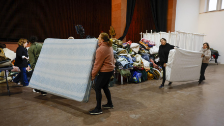 Vecinos de Adamuz  ayudan con mantas y colchones para acoger a los familiares de las víctimas del accidente ferroviario