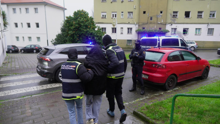 Agentes de la Policía Nacional se llevan a la detenida en Ferrol, en una operación contra el yihadismo
