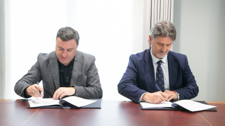 Valentín González y Valentín Calvín durante la firma del convenio
