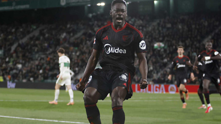 ELCHE (ALICANTE), 19/01/2026.- El delantero del Sevilla Akor Adams celebra tras marcar el segundo gol ante el Elche, durante el partido de LaLiga EA Sports que Elche CF y Sevilla FC disputan este lunes en el estadio Martínez Valero. EFE/Pablo Miranzo