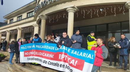 Concentración de trabajadores frente al Concello de Cariño