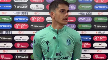 Nil Jiménez atendiendo a los medios del club