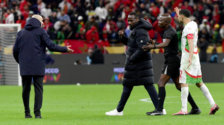 El colegiado Jean-Jacques Ngambo Ndala junto a los seleccionadores de Marruecos y de Senegal