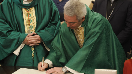 Jesus Fernandez Lubiano firma el hermanamiento junto al cardenal Aguiar en la sacristia de la Basilica-Santuario Nacional de la Gran Promesa