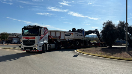 Las nuevas grúas que llegan a Adamuz para trabajar en las labores de extracción de los vagones de los trenes siniestrados