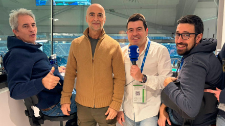 Manolo Lama encabeza el equipo de periodistas en la cabina de la Cadena COPE en el estadio Santiago Bernabéu durante el Real Madrid - Monaco