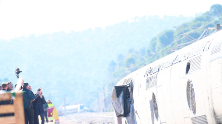 El rey Felipe VI de España y la reina Letizia visitan el puesto de mando en Adamuz tras una colisión ferroviaria en Adamuz