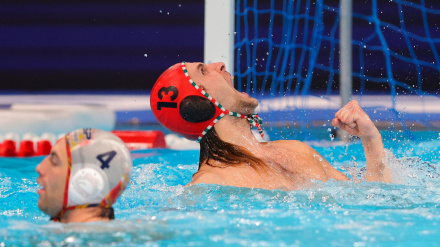 Soma Vogel, portero de Hungría, reacciona en el partido del Europeo de waterpolo frente a España