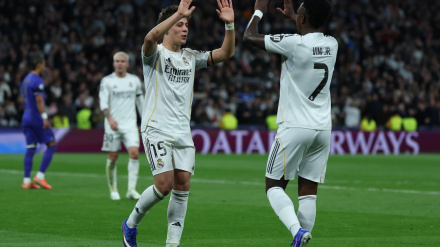 Vinícus celebra el gol en propia del equipo francés en el Real Madrid - Mónaco