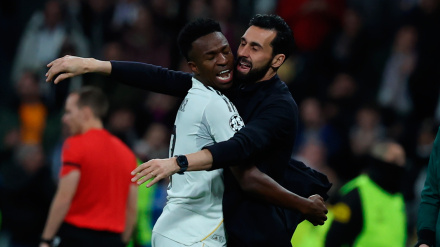 Abrazo entre Arbeloa y Vinicius tras el gol del brasileño al Mónaco eh Champions League