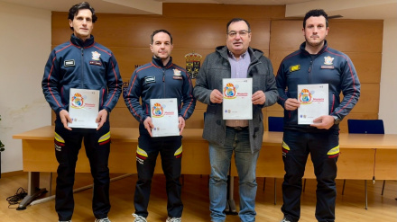 Varios bomberos de Narón con el concejal de Seguridad