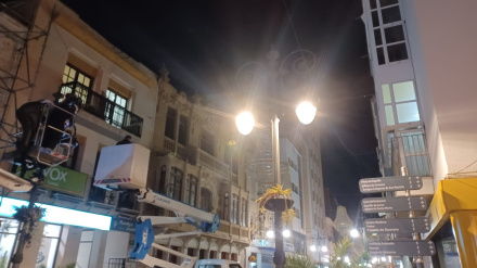 Técnicos instalan nuevas lámparas LED en las farolas de la calle Corredera