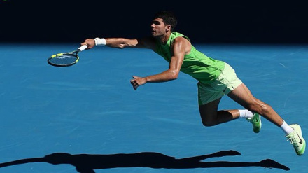 Carlos Alcaraz avanza en Melbourne