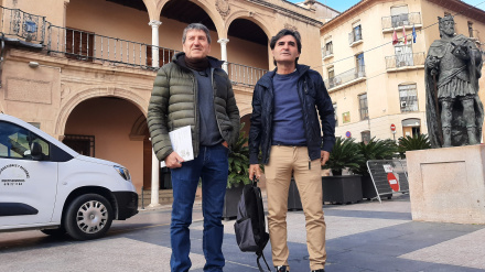 Los geólogos José Jesús Martínez y Juan Antonio López ante el Ayuntamiento de Lorca