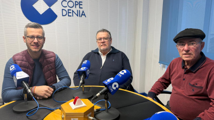 Christian Pellicer, presidente de la Junta Local Fallera de Dénia, junto con los Fallers Exemplars 2026