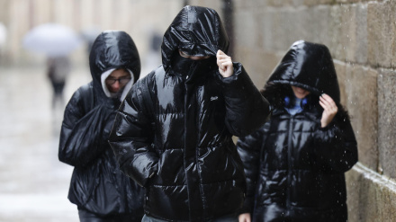 Varias chicas caminan bajo la lluvia en Santiago de Compostela este miércoles. Una nueva borrasca de alto impacto que afectará al país, llamada Ingrid