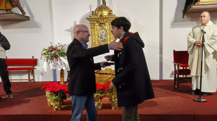 Pablo Castro hace entrega de su donación a José Antonio Gámiz, Hermano Mayor de la Cofradía de la Entrada de Jesús en Jerusalén