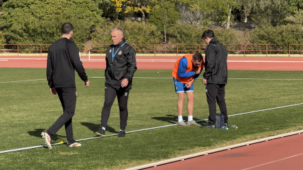 Momento en el que Juan Hernández se duele de su hombro durante la sesión de entrenamiento