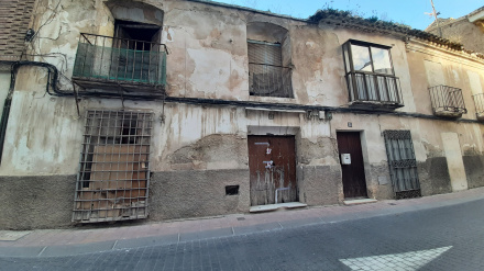 Vivienda del número 13 de Carril de Caldereros, declarada en ruina técnica y donde vivía como okupa una familia con menores