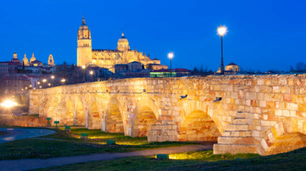 Vista nocturna del Puente Romano de Salamanca