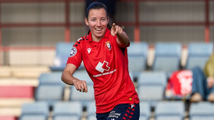 Claudia Jiménez celebra su gol con la camiseta de Osasuna