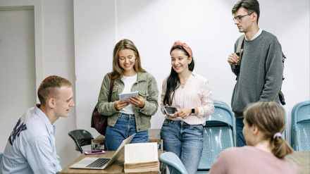 Grupo de jóvenes hablando