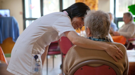 La difícil decisión de ingresar en una residencia