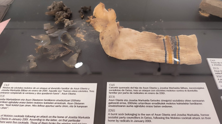 Restos del calcetín del hijo de Asun y de los cócteles molotov que lanzaron a su caserío para "liquidarlos"