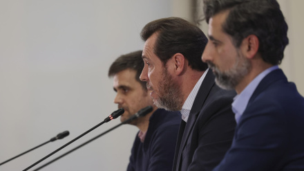 El ministro de Transportes y Movilidad Sostenible, Óscar Puente (c), durante la rueda de prensa junto al director de Tráfico de Adif, Ángel García de la Bandera (d), y al director de Operaciones de Renfe, José Alfonso Gálvez (i)
