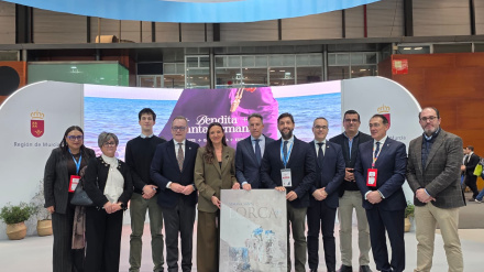 La consejera de Turismo, el alcalde y representantes de cofradías en la presentación de la Semana Santa de Lorca en Fitur