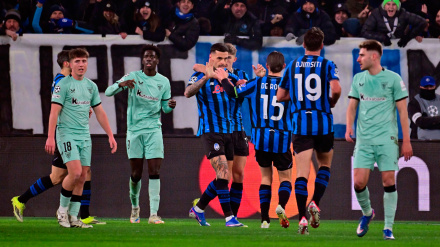 Scamacca, felicitado por sus compañeros por marcar el 1-0 para el Atalanta frente al Athletic