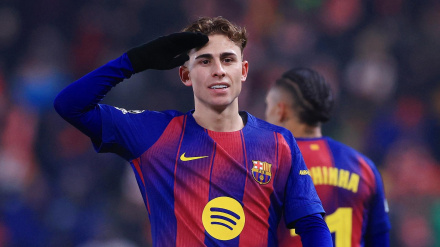 Fermín celebrando uno de sus dos goles en el Slavia - Barcelona